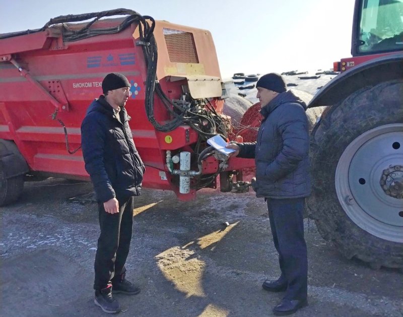 В рамках  месячника безопасности в животноводстве сельхозорганизации района посетил технический инспектор Александр Бургун